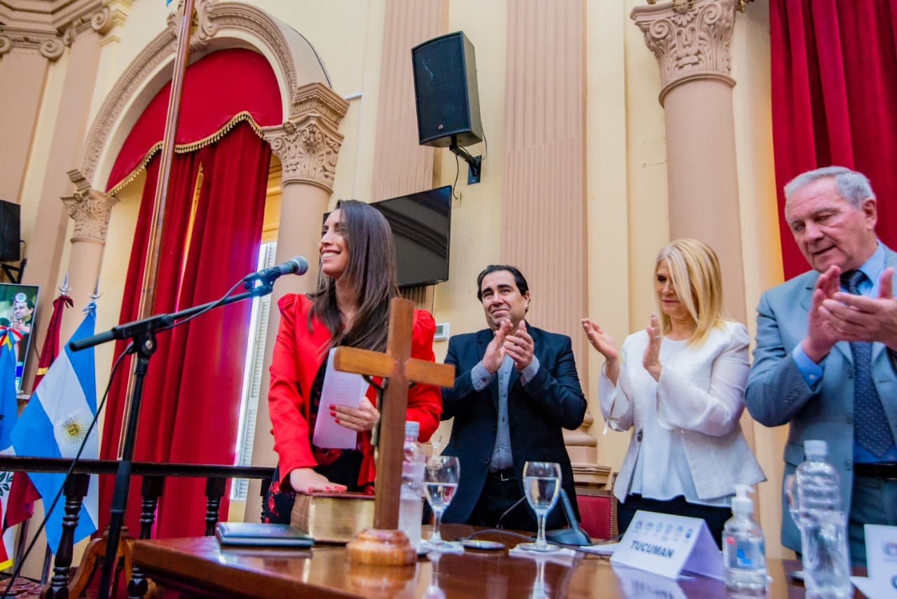 Florencia López asumió la presidencia del Parlamento del NOA. Pidieron trasladar la Capital Federal al interior del país Florencia López asumió la presidencia del Parlamento del NOA. Pidieron trasladar la Capital Federal al interior del país