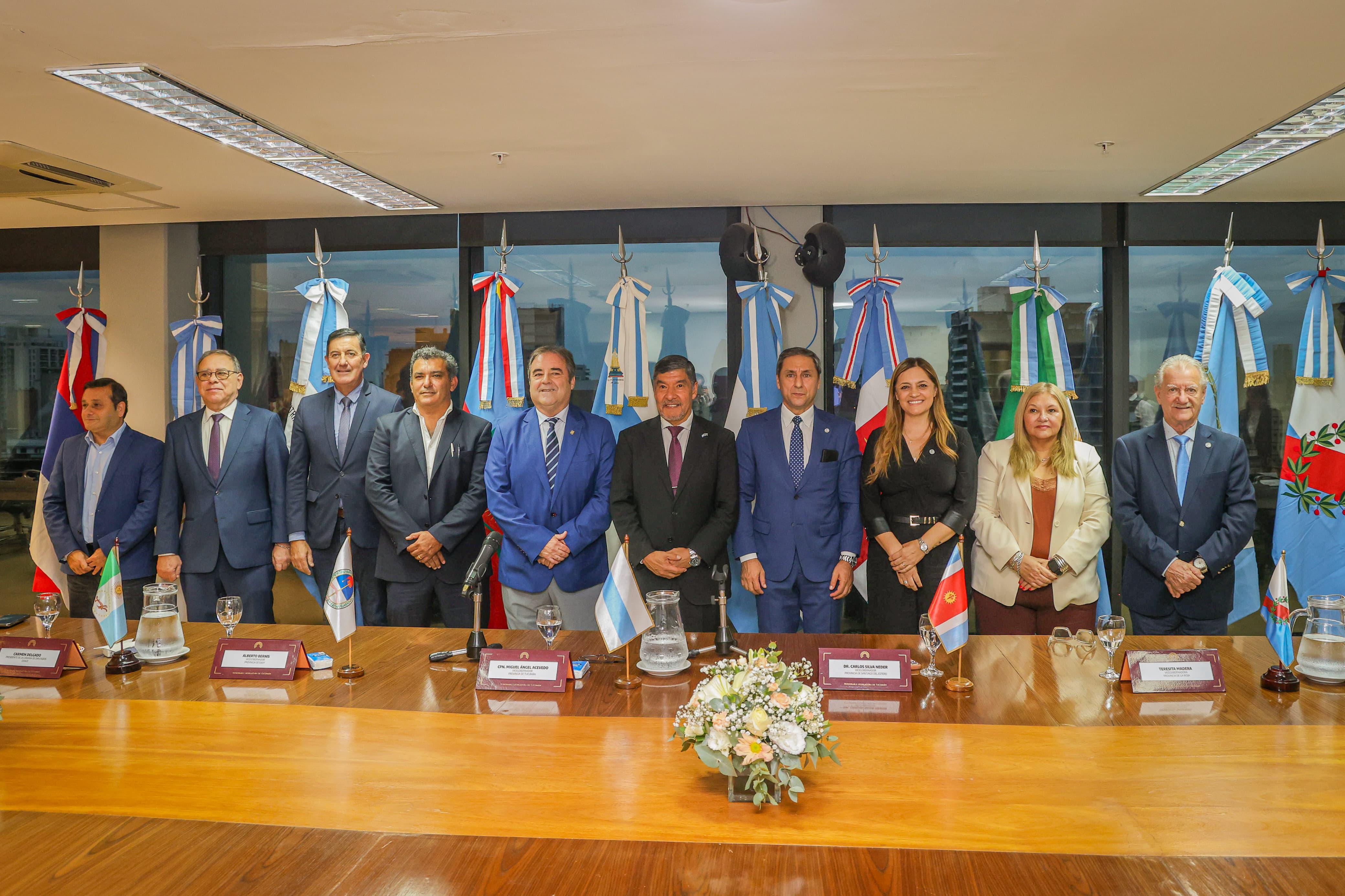 La Mesa Ejecutiva del Parlamento del Norte Grande se reunió en Tucumán con eje en el federalismo y la situación económica regional La Mesa Ejecutiva del Parlamento del Norte Grande se reunió en Tucumán con eje en el federalismo y la situación económica regional