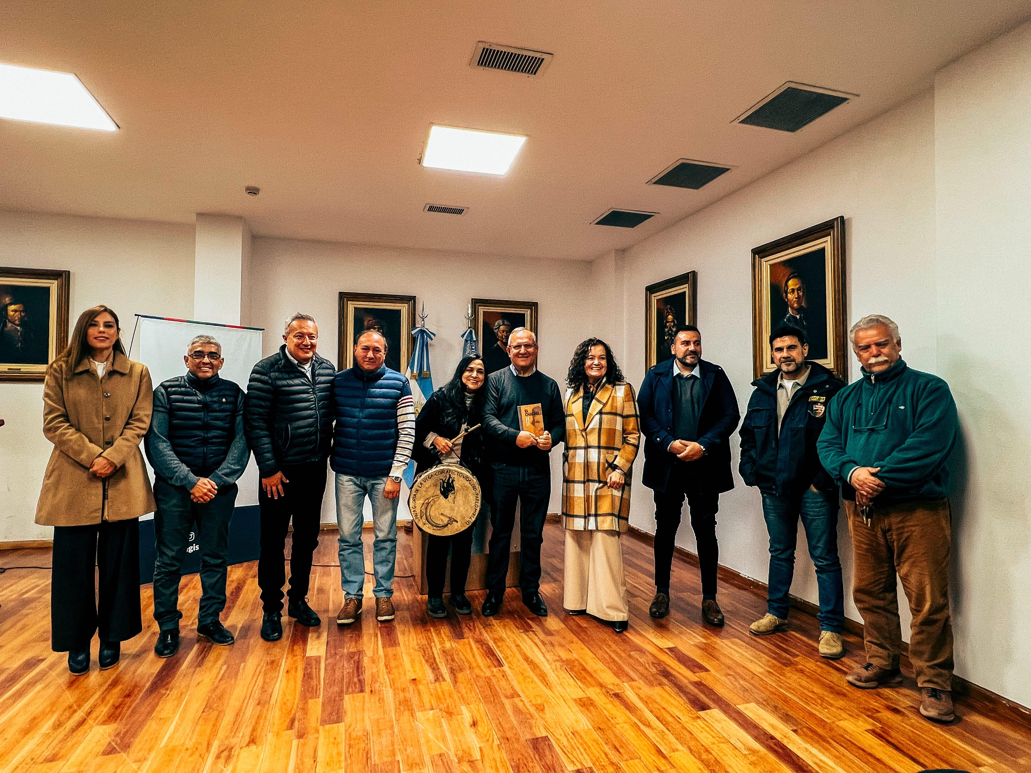 Presentan en la Legislatura la obra que humaniza y reivindica la figura del “Chacho” Peñaloza Presentan en la Legisaltura la obra que humaniza y reivindica la figura del “Chacho” Peñaloza
