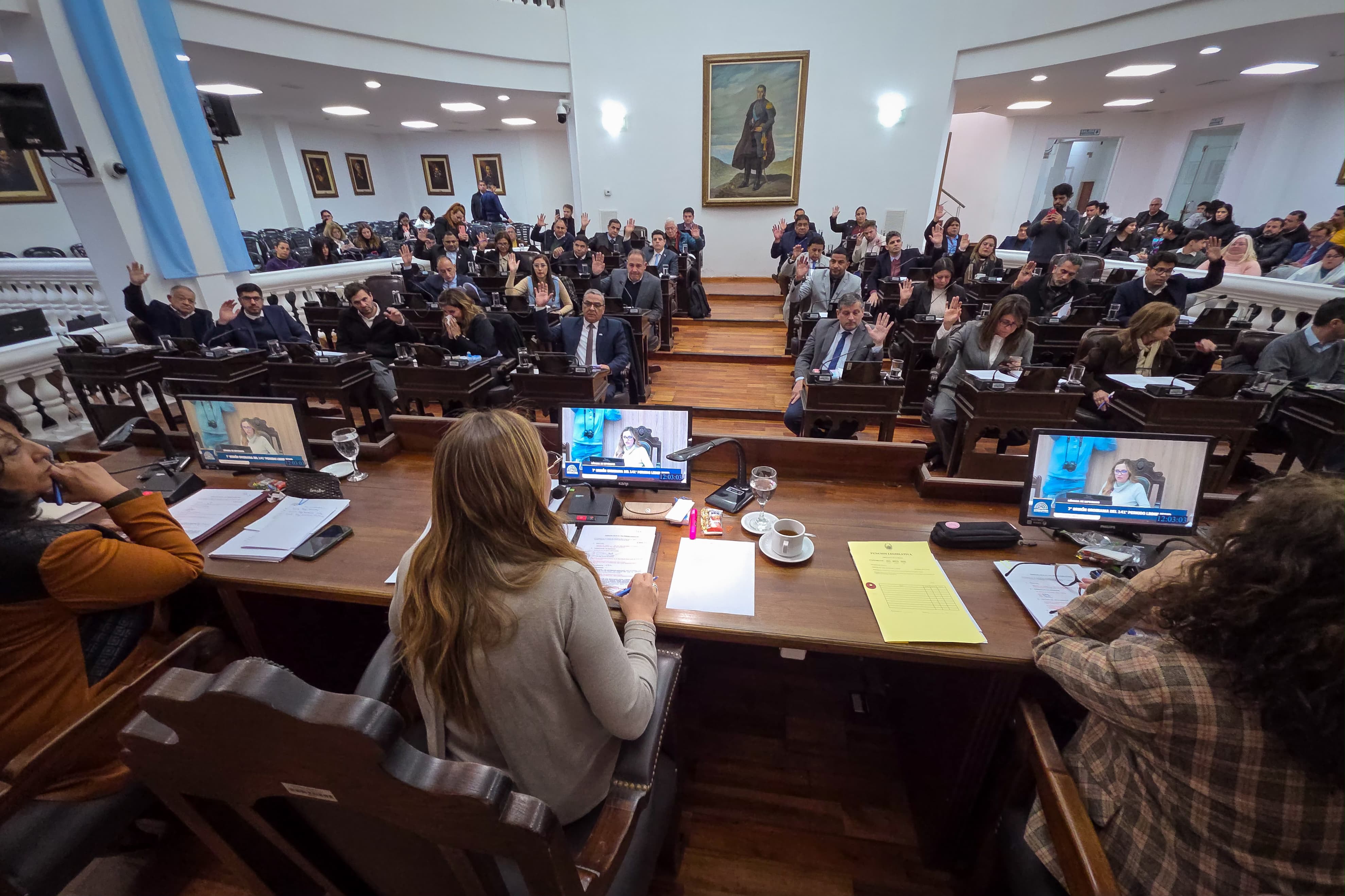 La Legislatura aprobó proyectos estratégicos y destacó el cumplimiento de la Responsabilidad Fiscal La Legislatura aprobó proyectos estratégicos y destacó el cumplimiento de la Responsabilidad Fiscal